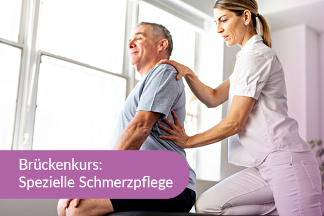 Frau massiert Mann