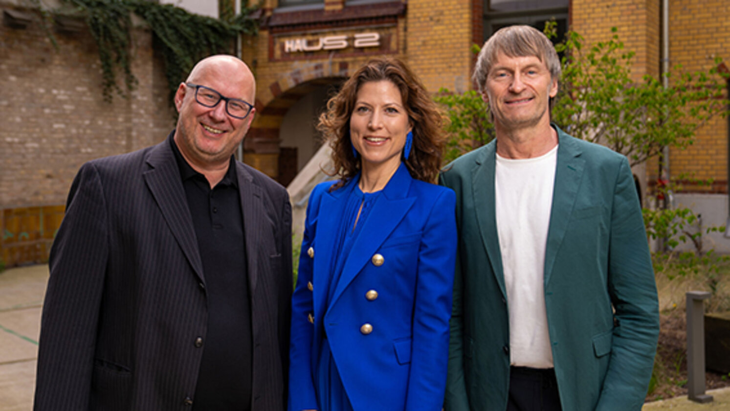 Links und rechts stehen die Managing Partner von Forte Digital, Christof Zahneissen und  Joachim Bader, in der Mitte steht Sandra Dittrich, Geschäftsführerin der 720 Health und Industry Lead Health & Publishing bei Forte Digital.