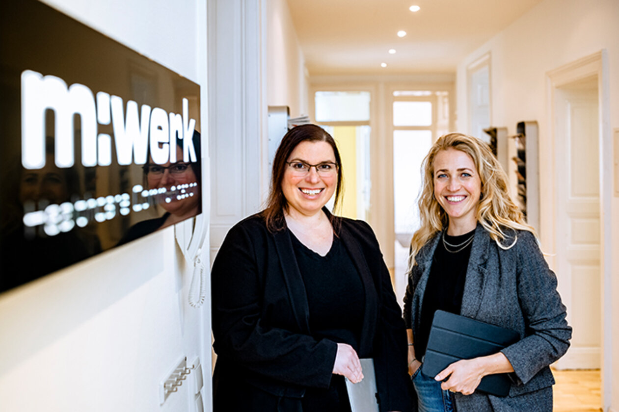 m:werk Geschäftsführerinnen Specht und Heizenreder freiue sich über das Jubiläum
