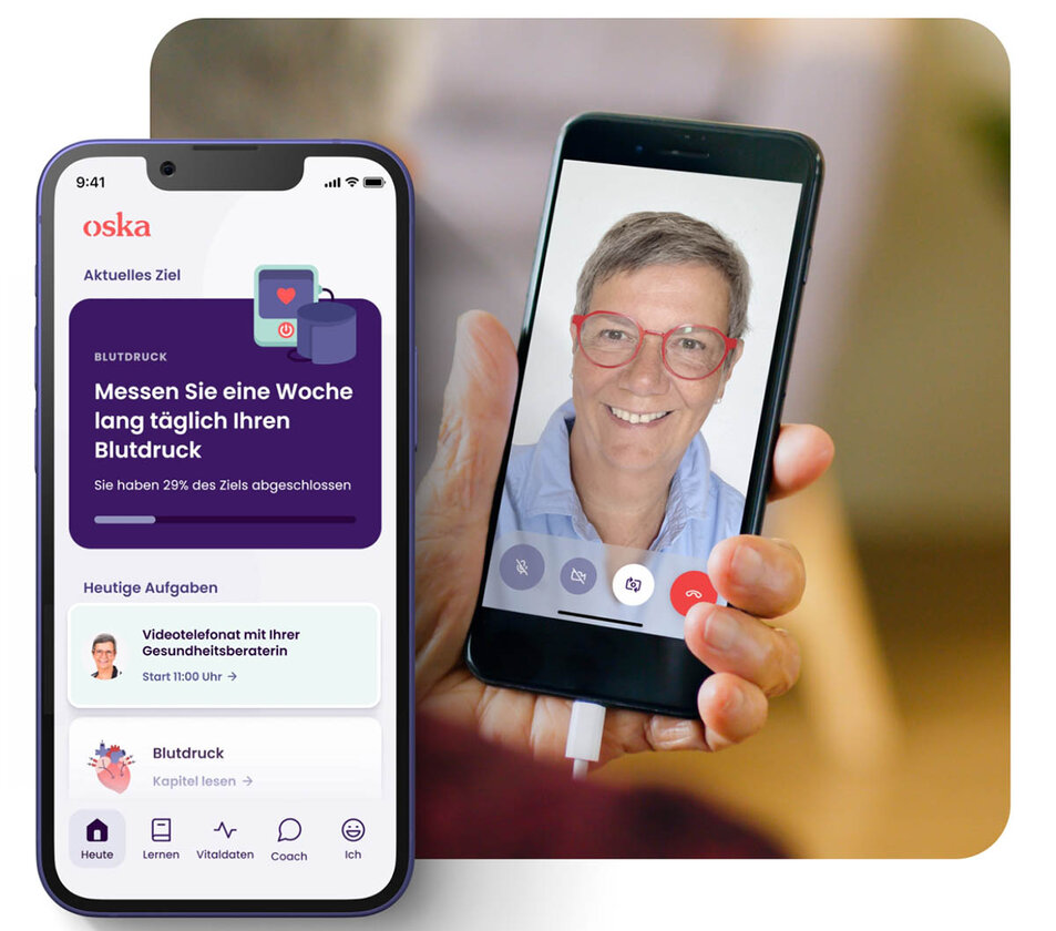 Das Bild zeigt zwei Smartphones. Das linke Smartphone zeigt eine App namens "Oska" mit einem aktuellen Ziel: "Messen Sie eine Woche lang täglich Ihren Blutdruck." Es zeigt, dass 29 % des Ziels erreicht sind. Darunter sind heutige Aufgaben aufgelistet, einschließlich eines Videotelefonats mit einer Gesundheitsberaterin, das um 11:00 Uhr startet. Das rechte Smartphone zeigt ein laufendes Videotelefonat mit einer lächelnden Frau mit kurzen grauen Haaren und roten Brillengestellen. Der Hintergrund ist unscharf und konzentriert sich auf die Geräte.