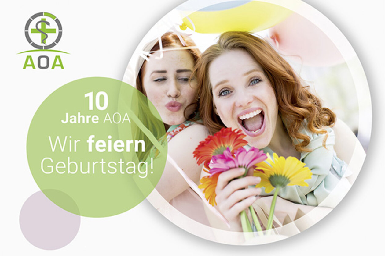 Zwei lachende PTAs freuen sich über den 10. Geburtstag der Apotheken-Online-Akademie. 