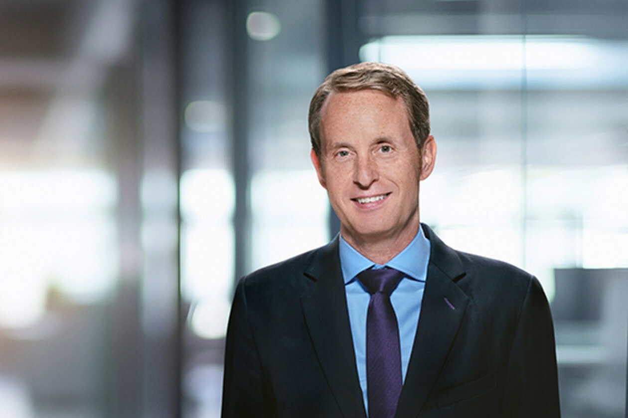 Mittelalter Mann im Anzug mit Krawatte