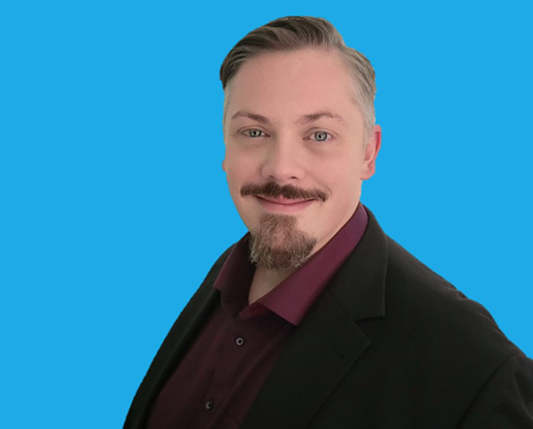 Mann mit Schnauzbart und Anzug